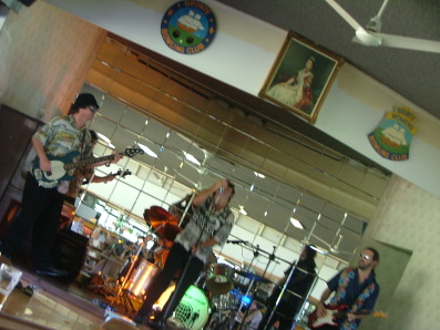 The Men from U.N.C.L.E. live at Bronte Bowling Club, Sun. 7 Jan. 2007.  Photo by N. Everingham.