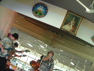 The Men from U.N.C.L.E. live at Bronte Bowling Club, Sun. 7 Jan. 2007.  Photo by N. Everingham.