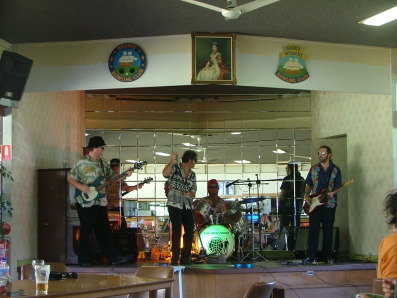 The Men from U.N.C.L.E. live at Bronte Bowling Club, Sun. 7 Jan. 2007.  Photo by N. Everingham.