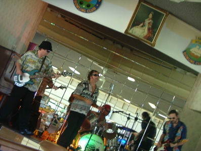 The Men from U.N.C.L.E. live at Bronte Bowling Club, Sun. 7 Jan. 2007.  Photo by N. Everingham.
