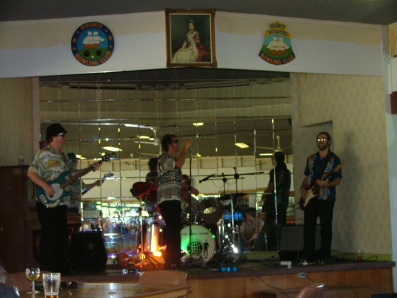 The Men from U.N.C.L.E. live at Bronte Bowling Club, Sun. 7 Jan. 2007.  Photo by N. Everingham.