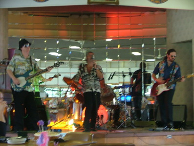 The Men from U.N.C.L.E. live at Bronte Bowling Club, Sun. 7 Jan. 2007.  Photo by N. Everingham.