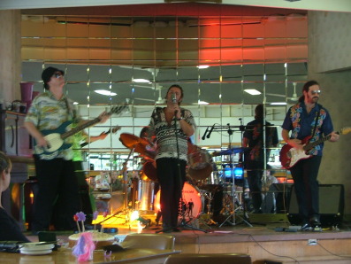 The Men from U.N.C.L.E. live at Bronte Bowling Club, Sun. 7 Jan. 2007.  Photo by N. Everingham.
