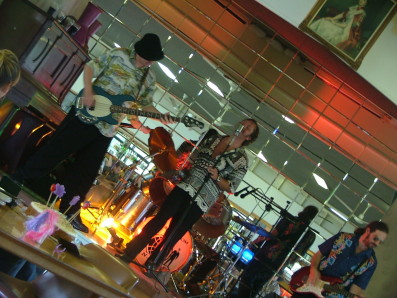 The Men from U.N.C.L.E. live at Bronte Bowling Club, Sun. 7 Jan. 2007.  Photo by N. Everingham.