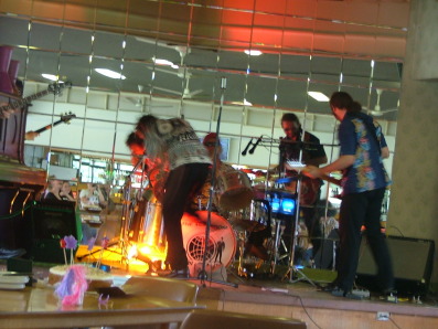 The Men from U.N.C.L.E. live at Bronte Bowling Club, Sun. 7 Jan. 2007.  Photo by N. Everingham.